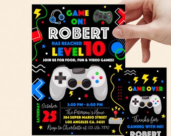 Könnte beinhalten: Eine schwarze und farbenfrohe Einladung zu einer Videospiel-Party. Die Einladung lautet "Game On! Robert hat Level 10 erreicht. Kommt zu Essen, Spaß und Videospielen!" Die Einladung enthält auch ein Datum und eine Uhrzeit, eine Adresse und eine Telefonnummer. Die Rückseite der Einladung lautet "Game Over" und "Danke fürs Zocken mit mir! Robert."