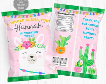 Peut inclure: Un sac de fête rose et vert avec une illustration de lama et le texte "A Whole Llama Fun! Hannah is Turning Three". Le dos du sac a une illustration de cactus et le texte "Thank You for Coming to My Birthday Party!"