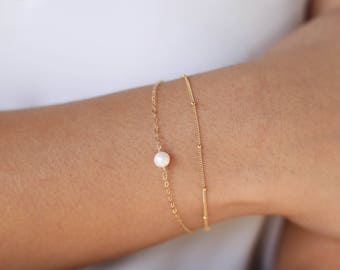 Pulseira delicada de pérolas / Pulseira dourada com pingentes de satélite / Pulseira banhada a ouro 14k / Pulseira fina de ouro / Pulseira dourada para usar em camadas / Presente para madrinhas