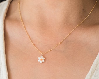 Gold Filled Daisy Necklace / Gold Flower Necklace / Dainty Beaded Flower Necklace / Mother of Pearl Flower Necklace / Plant Gift for Her