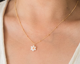 Collana con margherite riempita d'oro / Collana con fiori d'oro / Collana con fiori di perline delicate / Collana con fiori in madreperla / Regalo di piante per lei
