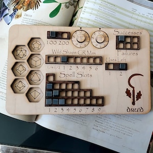 Tableau de classe de druide en bois découpé au laser fait main de luxe pour donjons et dragons. Dés, statistiques, capacités et suivis avec des emplacements pour les dés image 1