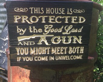 Dieses Haus ist durch den guten Herrn und eine Waffe geschützt / geschnitzte Holzschild / kostenloser Versand in den USA
