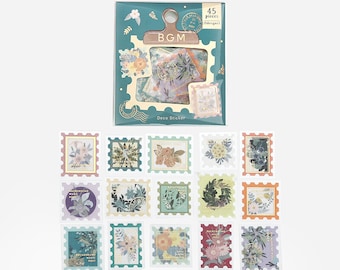 Könnte beinhalten: Ein Set mit 45 Deko-Aufklebern mit floralen Designs in verschiedenen Farben, darunter Rosa, Grün und Lila. Die Aufkleber sind im Poststempel-Stil gehalten und werden in einer transparenten Verpackung mit dem Text "BGM" geliefert.