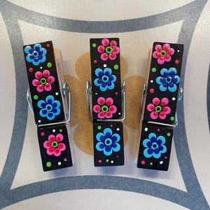 Set of 3 dot painted, snack, chip, bag, food, clip, photo, display, holder, note, magnet, refrigerator, colorful, flowers, pink, blue, clamp