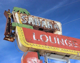 Sahara Lounge, Vintage Schild, Farbfotografie, schöne Kunst, Foto, antikes Schild, Palme, Lounge, rostiges Schild, alte Glühbirne, Wandkunst