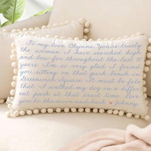 Personalisiertes Song Lyric Pom Pom Kissen: Samt Liebesbrief Geschenk