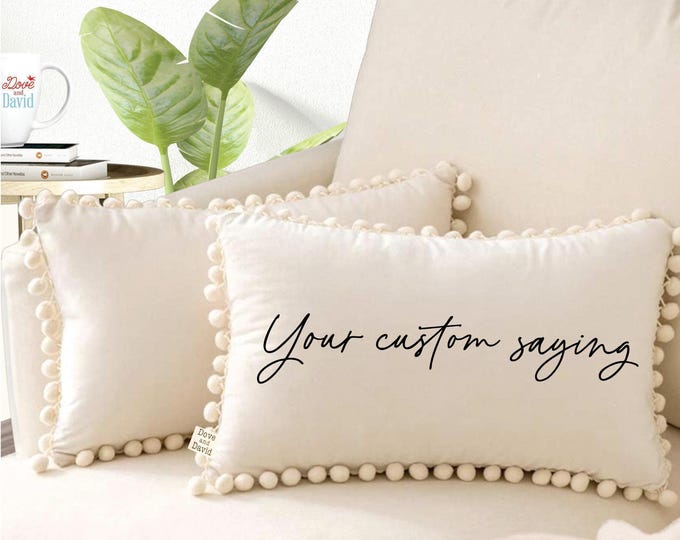 Samt Pom Pom personalisierte Worte Kissen, Namen Kissen, kundenspezifische Phrase, Zitat Kissen, Foyer Kissen, Lobby Eingangsbereich Dekor, Weihnachtsgeschenke