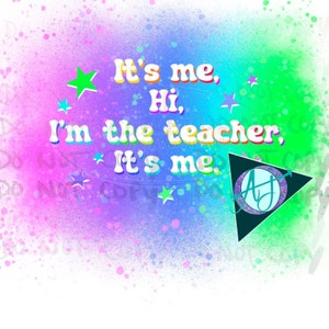 以下が含まれることがあります： 虹色のスプレーペイント効果のあるカラフルな抽象的な背景。テキスト「It's me, Hi, I'm the teacher, It's me.」はレトロなフォントで書かれています。右下隅には、キラキラ光るターコイズブルーの文字「A」が入った黒い三角形があります。