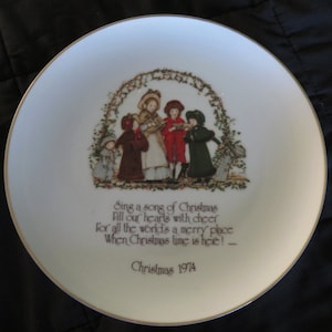 HOLLY HOBBIE Boże Narodzenie 1974 Porcelanowy talerz 10 1/2&quot; Świąteczne ciasteczka Prairie Vintage Caroler Song