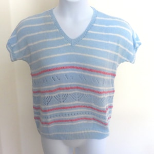 Vintage Oma Handgestrickt leichter Handgestrickt Blau Rosa Weiß Top Shirt Pullover Kurzarm Euro Classic Garn Zeitlos Pastell Damen Med/Lrg