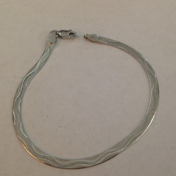 Cute sterling silver bracelet 7 1/2 inches long