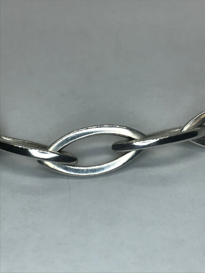 Stylish chain link necklace with unique link shape