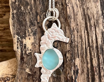 Colgante de caballito de mar de cristal marino escocés con bisel de color turquesa pálido engastado en plata de ley fina sobre cadena de 18 pulgadas