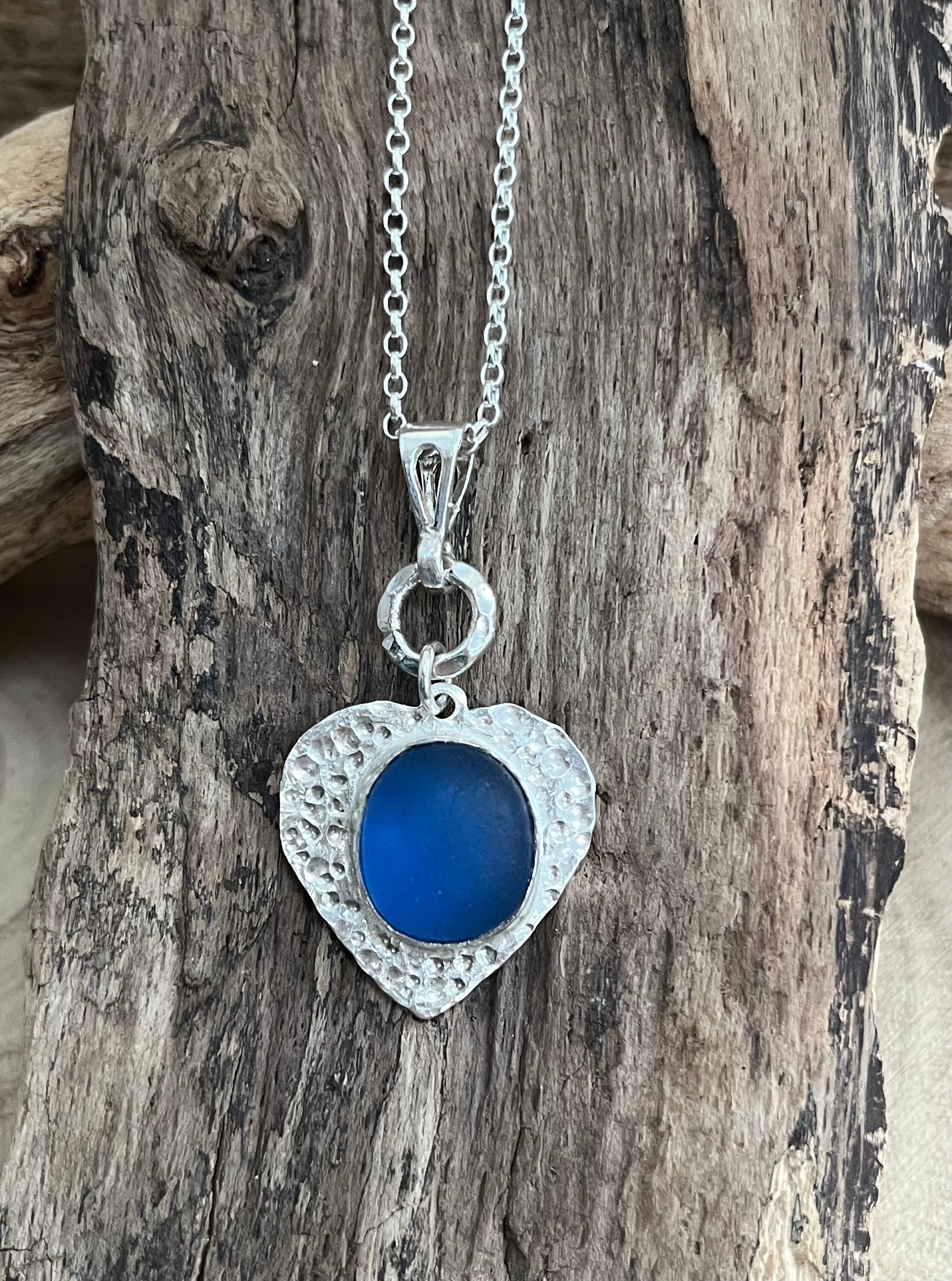 Gran bisel de corazón martillado de plata fina engastado con vidrio marino escocés en azul cobalto en cadena de 20 pulgadas
