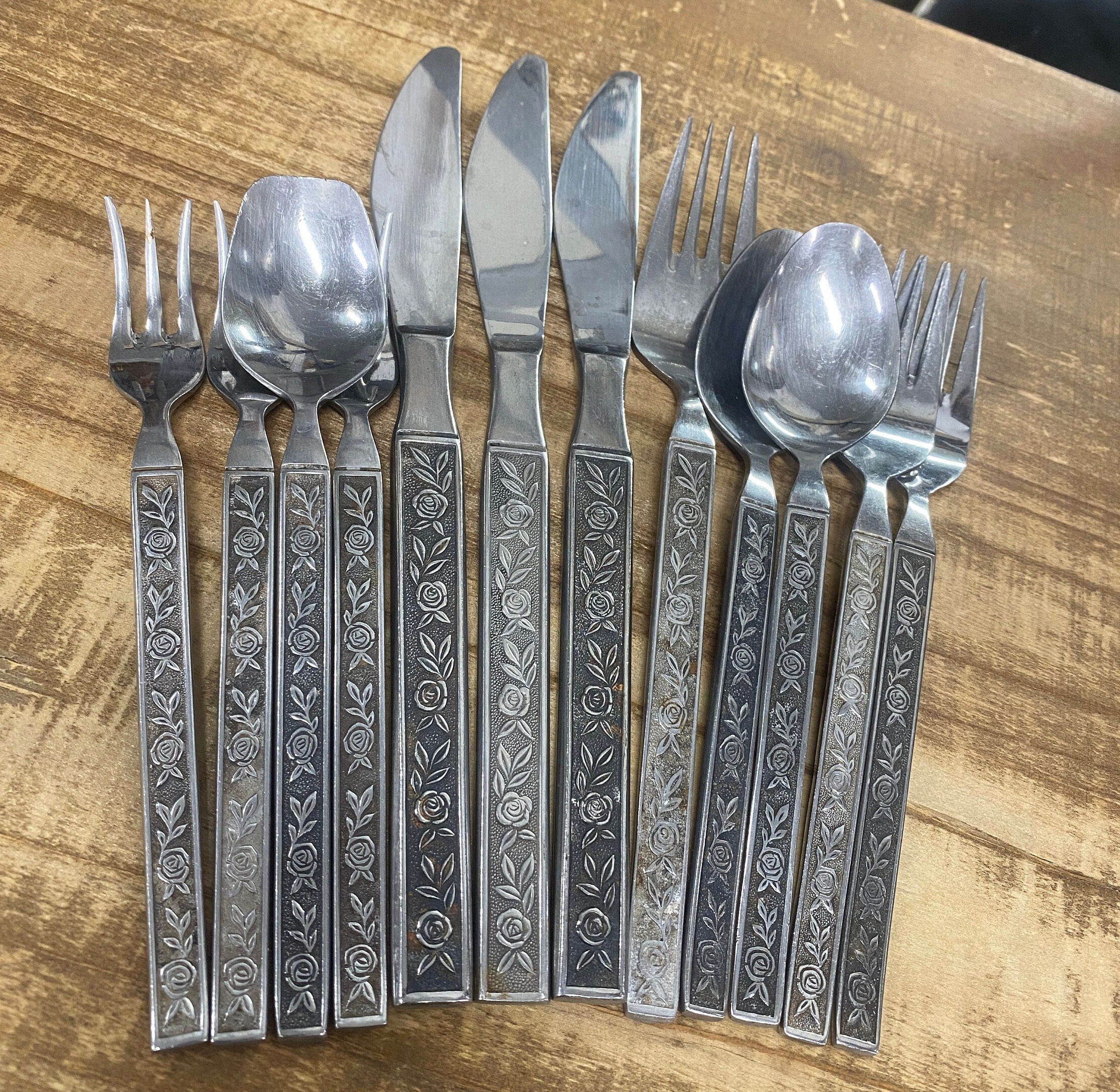 【中古】三ツ星貿易(Mitsuboshi Boeki) ワインキャビネット 373L 120本収納 シルバーメタリック VF-373C Vintage International Deep Silver “laurel Mist” 69 Piece Set