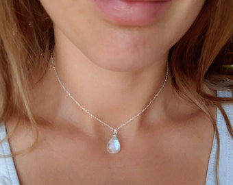 Tour de cou en pierre de lune délicate, petit pendentif en forme de larme en pierre de lune, pierre de lune éclair bleue, pierre de lune arc-en-ciel, bijoux en pierre de naissance de juin, argent.