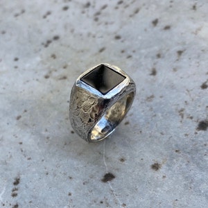 Herrring i silver | Minimalistisk ring | Herrsmycken | Present till honom | Ring med onyxsten | Handgjord herrring | Modern vigselring för män