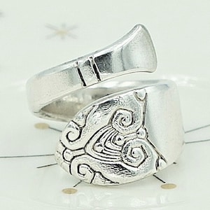 Spoon Ring &quot;Waldorf Astoria&quot; Spiral Bypass Band Authentic Vintage Silverware New York Souvenir Jewelry Year 1932