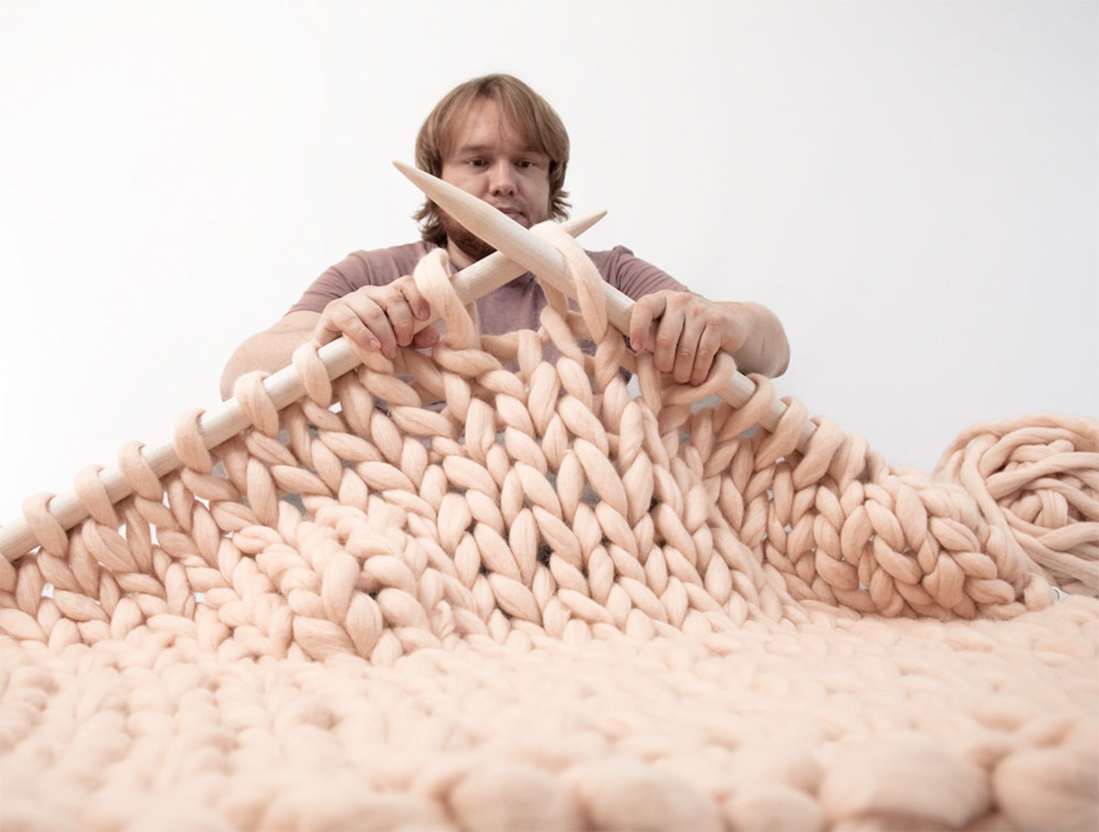 Без толстыми спицами. Giant Yarn пряжа. Плед крупной вязки. Вязание крупной пряжей. Плед из крупной пряжи.