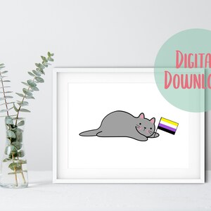 Puede incluir: Una impresión digital que presenta un gato de dibujos animados gris sosteniendo una bandera del orgullo no binario. El gato está acostado con una cara sonriente. Las palabras "DESCARGA DIGITAL" están en rosa en un círculo verde.