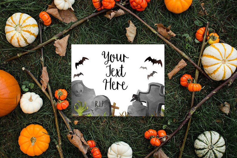 Puede incluir: Una tarjeta blanca con el texto "Your Text Here" y una ilustraci&oacute;n de acuarela de un cementerio con l&aacute;pidas, una cruz y murci&eacute;lagos. La tarjeta est&aacute; rodeada de calabazas, calabacines y ramas sobre un fondo de hierba verde.
