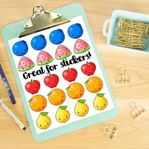 Puede incluir: Una hoja de pegatinas con una variedad de dise&ntilde;os de frutas y ar&aacute;ndanos. Las pegatinas presentan caras de dibujos animados lindas y el texto "Great for stickers!"