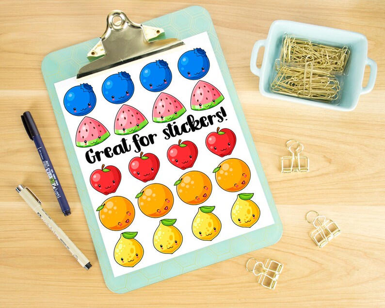 Puede incluir: Una hoja de pegatinas con una variedad de dise&ntilde;os de frutas y ar&aacute;ndanos. Las pegatinas presentan caras de dibujos animados lindas y el texto "Great for stickers!"
