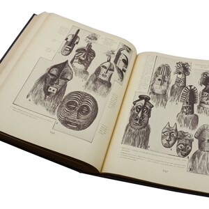 Puede incluir: Un libro abierto con ilustraciones en blanco y negro de m&aacute;scaras tribales. El libro se titula "Arte primitivo" y los n&uacute;meros de p&aacute;gina son 69 y 70.