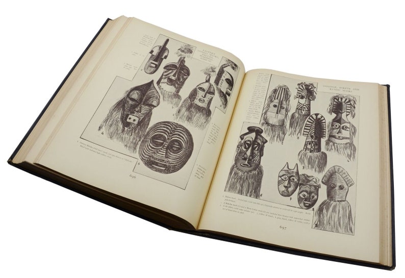 Puede incluir: Un libro abierto con ilustraciones en blanco y negro de m&aacute;scaras tribales. El libro se titula "Arte primitivo" y los n&uacute;meros de p&aacute;gina son 69 y 70.