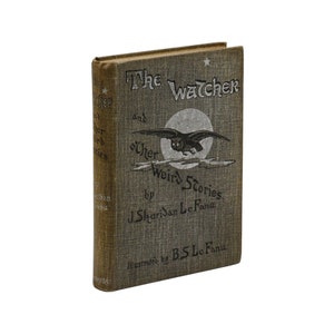 Puede incluir: La portada de un libro antiguo titulado "The Watcher and Other Weird Stories" de J. Sheridan Le Fanu. La portada presenta una ilustración en blanco y negro de un búho volando frente a una luna llena.