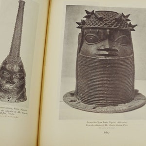 Puede incluir: Dos esculturas de bronce de cabezas humanas de Benin, Nigeria. Ambas esculturas son del siglo XVI. La escultura de la izquierda es alta y delgada, mientras que la escultura de la derecha es m&aacute;s corta y ancha. Ambas esculturas tienen detalles intrincados y son un testimonio de la habilidad de los artistas de Benin.
