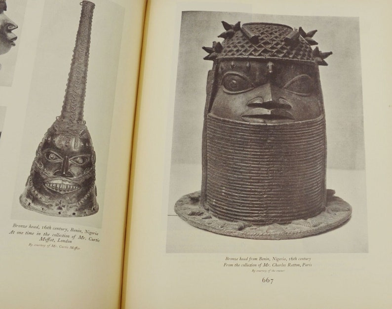 Puede incluir: Dos esculturas de bronce de cabezas humanas de Benin, Nigeria. Ambas esculturas son del siglo XVI. La escultura de la izquierda es alta y delgada, mientras que la escultura de la derecha es m&aacute;s corta y ancha. Ambas esculturas tienen detalles intrincados y son un testimonio de la habilidad de los artistas de Benin.