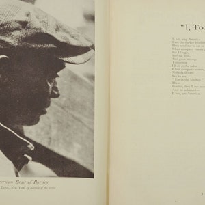 Puede incluir: Una fotograf&iacute;a en blanco y negro de un hombre con una gorra. El hombre est&aacute; mirando hacia un lado. El pie de foto debajo de la foto dice "An American Beast of Burden. Photo by Howard Leiter, New York, by courtesy of the artist." La p&aacute;gina derecha del libro contiene un poema titulado "1, Too" de Langston Hughes.