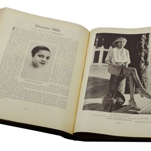 Puede incluir: Una fotograf&iacute;a en blanco y negro de Florence Mills, una cantante y actriz estadounidense, de un libro titulado "The Story of the Negro in Show Business". La foto muestra a Mills sentada en un banco con una bolsa en su regazo. El texto "Florence Mills" est&aacute; impreso debajo de la foto.