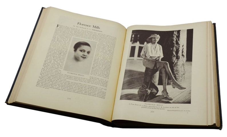 Puede incluir: Una fotograf&iacute;a en blanco y negro de Florence Mills, una cantante y actriz estadounidense, de un libro titulado "The Story of the Negro in Show Business". La foto muestra a Mills sentada en un banco con una bolsa en su regazo. El texto "Florence Mills" est&aacute; impreso debajo de la foto.