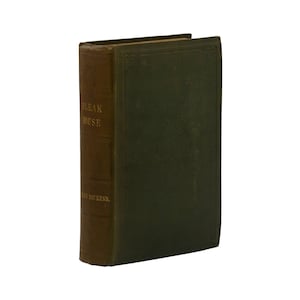 Op de afbeelding: Een vintage hardcover boek getiteld "Bleak House" van Charles Dickens. Het boek heeft een bruine rug met gouden letters en een donkergroene omslag.