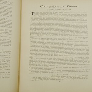 Puede incluir: Un libro vintage con una cubierta de color crema y texto negro. El t&iacute;tulo del libro es "Conversions and Visions" de Zora Neale Hurston. El libro est&aacute; abierto en una p&aacute;gina con texto sobre las pr&aacute;cticas espirituales de la religi&oacute;n afroamericana.