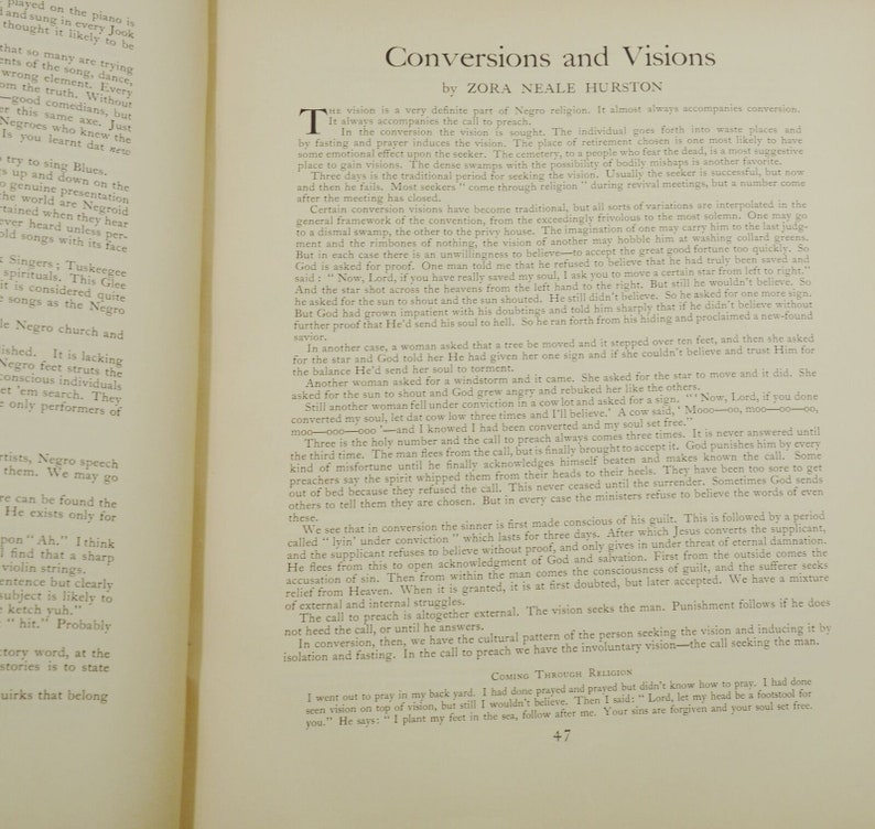 Puede incluir: Un libro vintage con una cubierta de color crema y texto negro. El t&iacute;tulo del libro es "Conversions and Visions" de Zora Neale Hurston. El libro est&aacute; abierto en una p&aacute;gina con texto sobre las pr&aacute;cticas espirituales de la religi&oacute;n afroamericana.