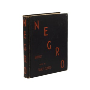 Puede incluir: Un libro negro con la palabra "NEGRO" en letras rojas en la portada. El libro se titula "ANTHOLOGY" y dice "EDITED BY NANCY CUNARD" en la portada.