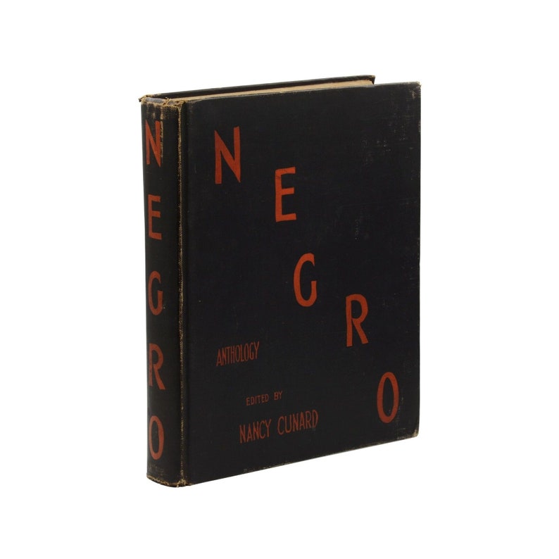Puede incluir: Un libro negro con la palabra "NEGRO" en letras rojas en la portada. El libro se titula "ANTHOLOGY" y dice "EDITED BY NANCY CUNARD" en la portada.