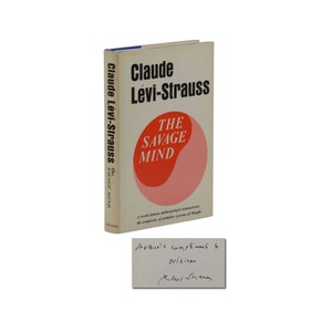 Op de afbeelding: Een boek van Claude Lévi-Strauss, getiteld "The Savage Mind", met een crèmekleurige omslag en een rood en roze cirkelvormig ontwerp. Een handgeschreven notitie is eronder zichtbaar.