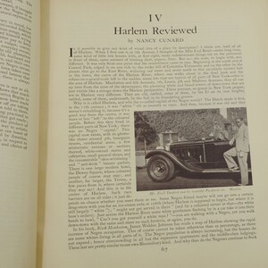 Puede incluir: Una fotograf&iacute;a en blanco y negro de un hombre de pie junto a un coche antiguo. El hombre lleva un traje de color claro y una camisa blanca. El coche es un sed&aacute;n negro con un parachoques cromado y una rueda de repuesto en la parte trasera. El texto "Harlem" est&aacute; impreso en la esquina inferior derecha de la imagen.