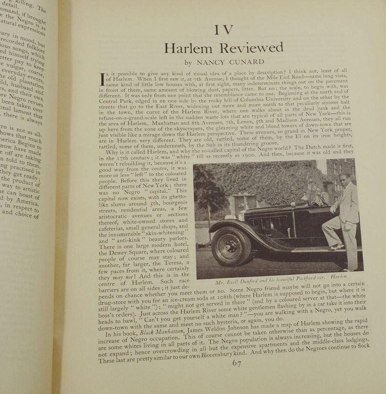 Puede incluir: Una fotograf&iacute;a en blanco y negro de un hombre de pie junto a un coche antiguo. El hombre lleva un traje de color claro y una camisa blanca. El coche es un sed&aacute;n negro con un parachoques cromado y una rueda de repuesto en la parte trasera. El texto "Harlem" est&aacute; impreso en la esquina inferior derecha de la imagen.
