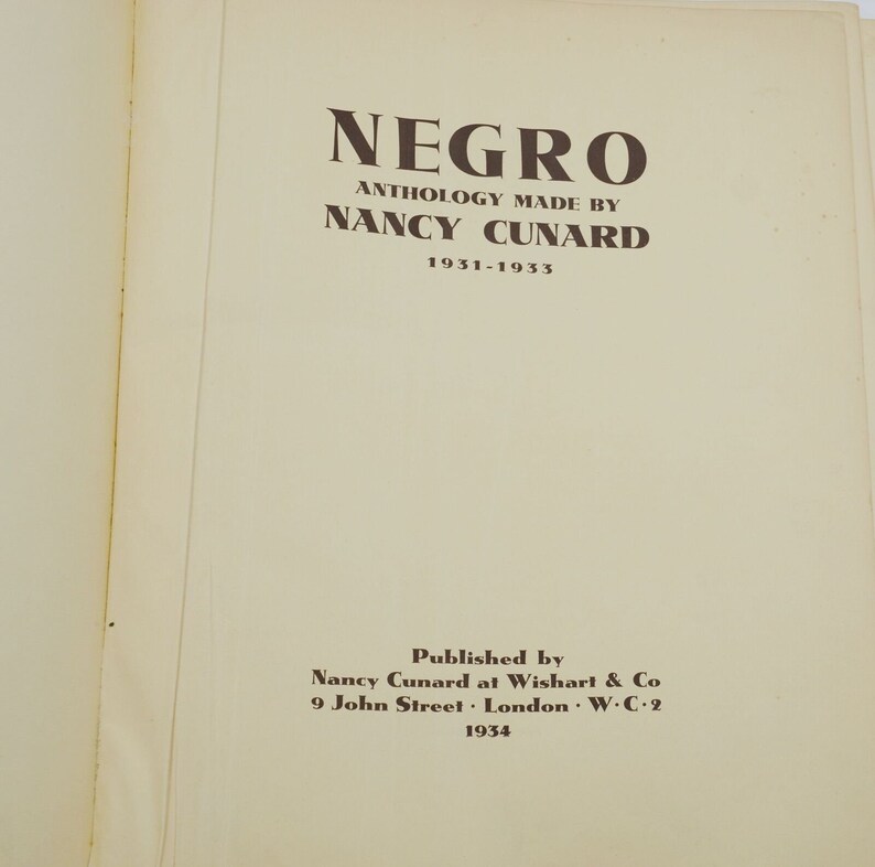 Puede incluir: Un libro titulado "Negro" con el subt&iacute;tulo "Antolog&iacute;a realizada por Nancy Cunard 1931-1933". El libro fue publicado por Nancy Cunard en Wishart & Co, 9 John Street, Londres, W.C.2 en 1934.