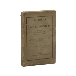 Puede incluir: Un libro antiguo titulado "Sofismas de los proteccionistas" de Frédéric Bastiat, miembro del Instituto de Francia. El libro fue traducido de la edición de París de 1845 y publicado en Nueva York por la American Free Trade League en 1850.
