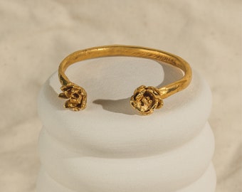 Flower shaped bracelet, handmade goldplated bracelet, sophisticated female bracelet, realistic flower shaped jewelry, handmade jewelry
