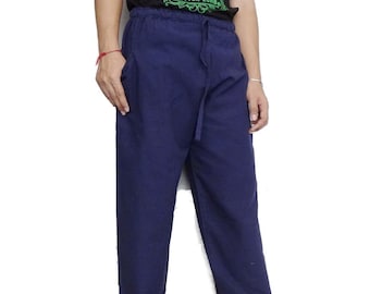 Pode incluir: Calças azul marinho com cordão e corte folgado. As calças têm um design simples com cintura com cordão e bolsos. A pessoa está vestindo uma camiseta preta com o texto verde "Infinity Supreme Cotton Combo".