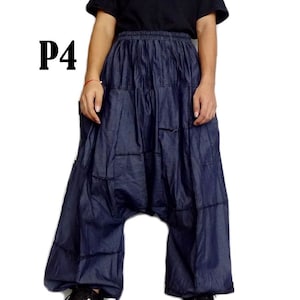 Puede incluir: Pantalones de patchwork azul oscuro con cintura fruncida. Los pantalones tienen un ajuste holgado y cómodo y están hechos de una tela suave. Los pantalones se usan con una camiseta negra y zapatillas negras. El texto "P4" está en la esquina superior izquierda.
