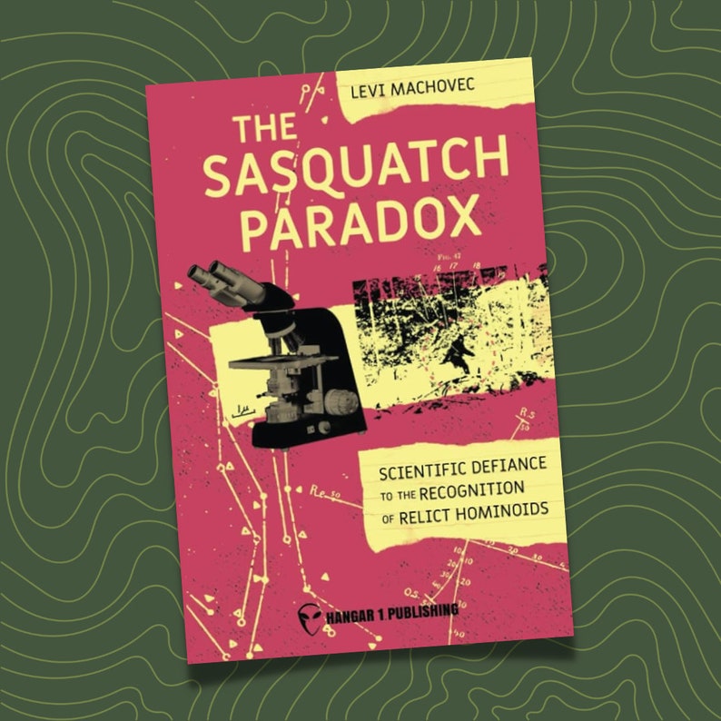 Op de afbeelding: Boekomslag van "The Sasquatch Paradox" door Levi Machovec. Het ontwerp heeft een roodroze achtergrond met een microscoop en een Bigfoot-illustratie. De tekst luidt "Scientific Defiance to the Recognition of Relict Hominoids". Uitgegeven door Hangar 1 Publishing.